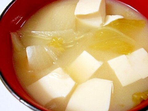 豆腐ときゃべつと玉ねぎの味噌汁